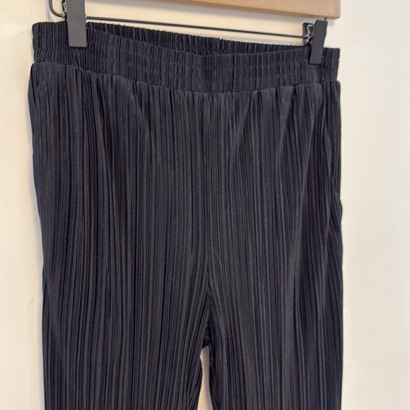 Dressed in LALA Black Wide Leg plisse pant - Picture 5 of 8